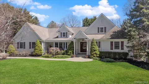 2 Memas Ct, Dix Hills, NY 11746