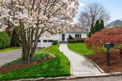 14 Echo Bay Pl, New Rochelle, NY 10805