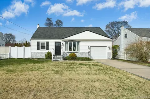 268 42nd St, Copiague, NY 11726