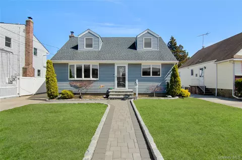 130 Lesoir Ave, Floral Park, NY 11001