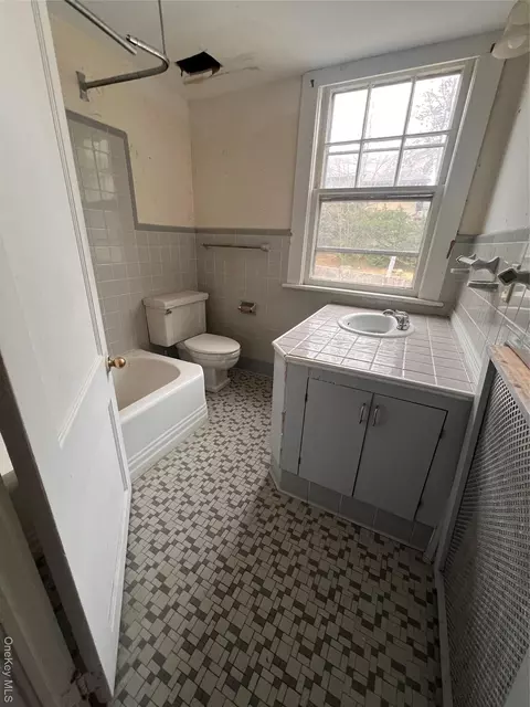 Bath - 30 Garfield Pl, Poughkeepsie, NY 12601 photo 2 of 2