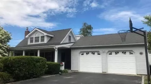 818 12th St, West Babylon, NY 11704