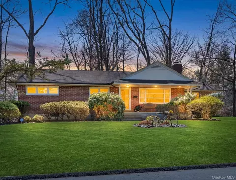 31 Sharon Dr, Clarkstown, NY 10956