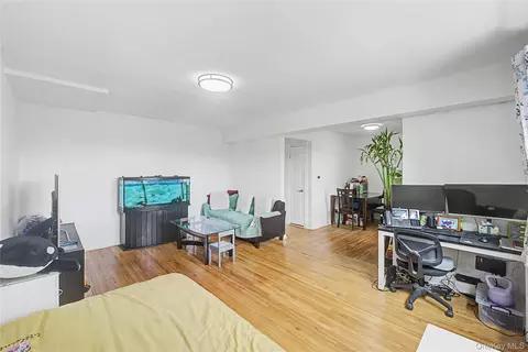 7345 210th St #6D, Oakland Gardens, NY 11364