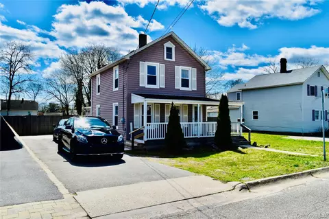 32 Pearl St, Patchogue, NY 11772