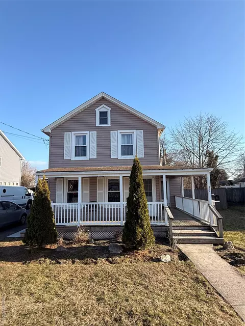 32 Pearl St, Patchogue, NY 11772