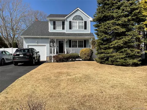 7 Tipton Dr W, Shirley, NY 11967