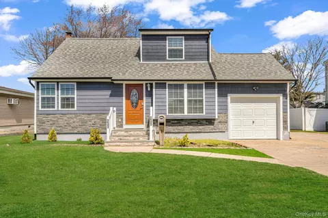 232 30th St, Lindenhurst, NY 11757