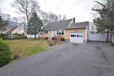 3 Windus Dr, Shirley, NY 11967