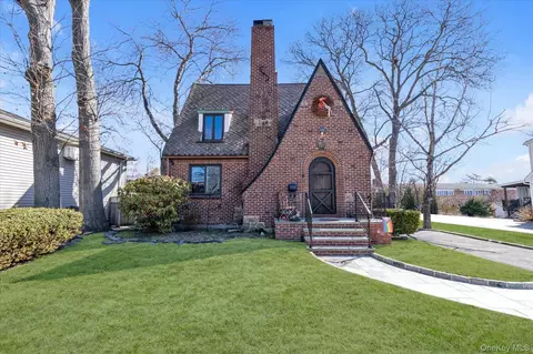 61 Livingston Ave, Babylon, NY 11702