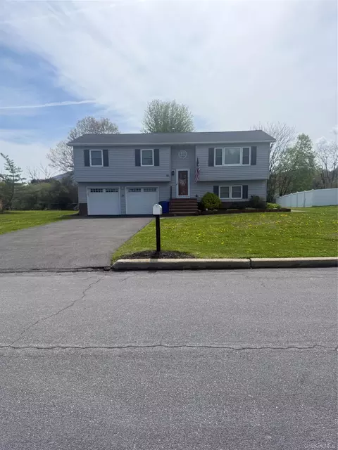 84 Guernsey Dr, New Windsor, NY 12553