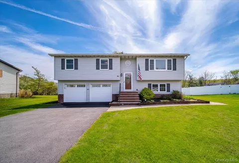 84 Guernsey Dr, New Windsor, NY 12553
