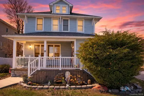 7 Meyer Ave, Lawrence, NY 11559