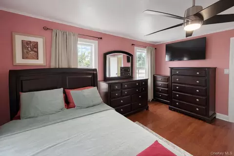 Bedroom - 7 Meyer Ave, Lawrence, NY 11559 photo 1 of 5