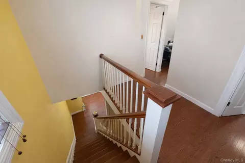 Entry Way - 7 Meyer Ave, Lawrence, NY 11559 photo 2 of 5