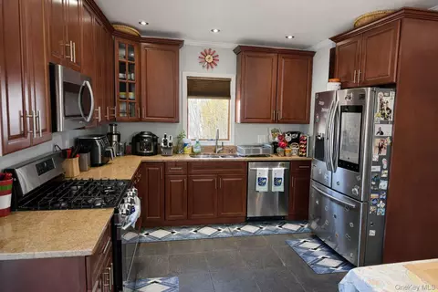 Kitchen - 7 Meyer Ave, Lawrence, NY 11559 photo 2 of 2