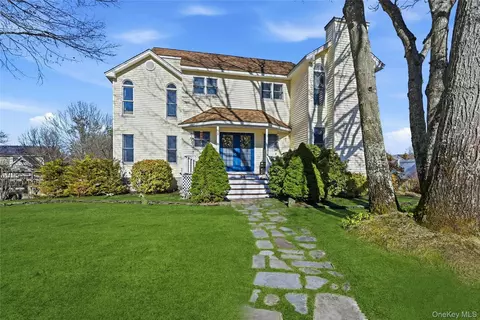 39 Memorial Blvd, East Moriches, NY 11940