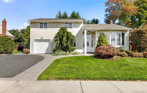 23 Coronet Ln, Plainview, NY 11803