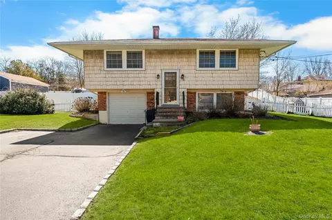 18 Lynx Ln, Setauket, NY 11733
