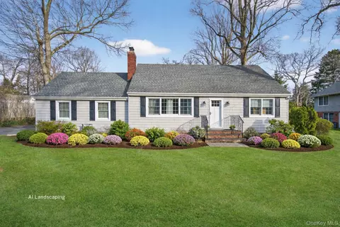 31 Fairfields Ln, Huntington Station, NY 11746