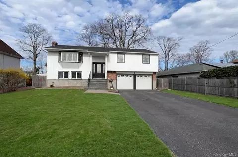 12 Deans Ln, Bayville, NY 11709