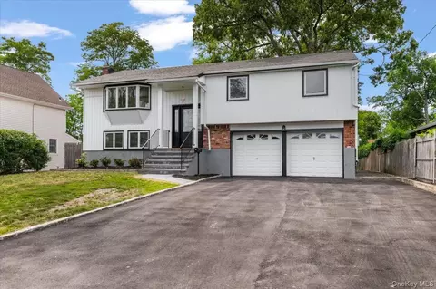 12 Deans Ln, Bayville, NY 11709