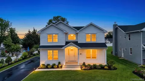 87 West Ave, Hicksville, NY 11801