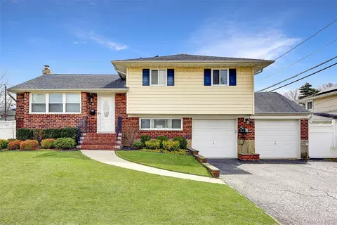 4 David Dr, Farmingdale, NY 11735