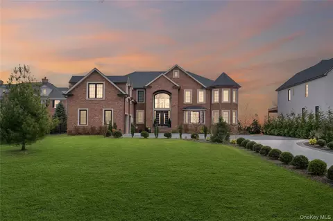 185 Willetts Ln, West Islip, NY 11795