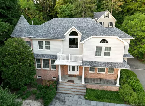 15 Church St, North Hempstead, NY 11576
