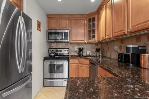 162-11 9th Ave #2D, Beechhurst, NY 11357