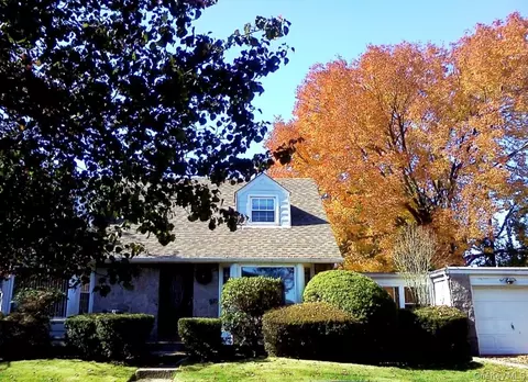 1 Herbert Dr, New Hyde Park, NY 11040