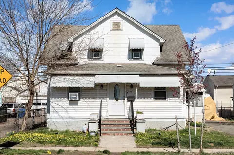 236 Maple Pl, North Hempstead, NY 11501