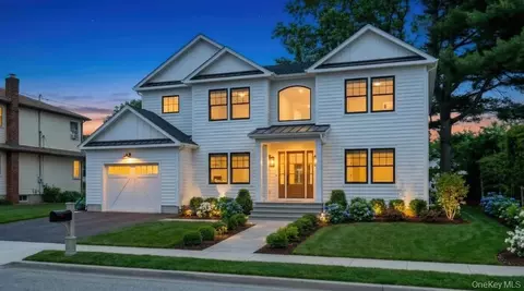 516 Lariat Ln, Bethpage, NY 11714