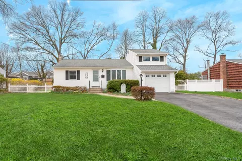 41 Peachtree Ln, Huntington Station, NY 11746