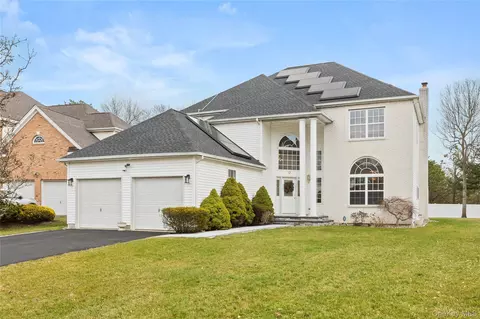 19 Trail Blazer Ct, Holbrook, NY 11741