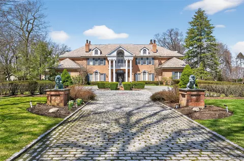 195 Feeks Ln, Locust Valley, NY 11560