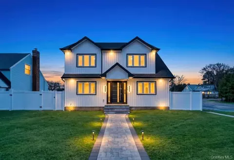 28 S Elm St, Hicksville, NY 11801