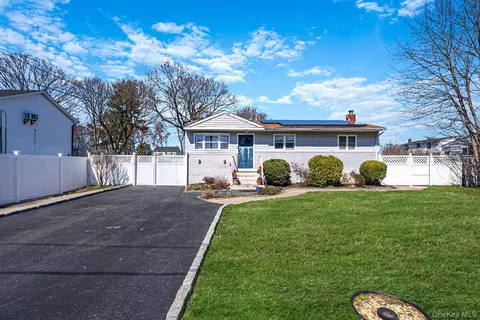 23 Mckinley St, Brentwood, NY 11717