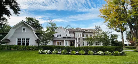 2 Pheasant Run, North Hempstead, NY 11024