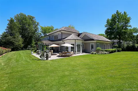 2 Pheasant Run, North Hempstead, NY 11024