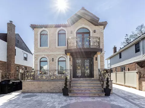 69-42 180th St, New York, NY 11365