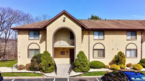 51 Omni Parc Dr, Clarkstown, NY 10954