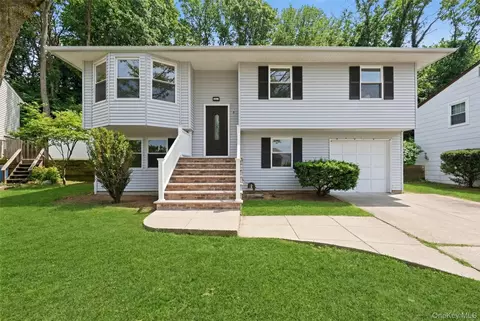 9 Harmony Ln, Glen Cove, NY 11542