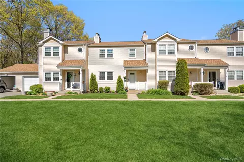 19 Paine Cmns #19, Yaphank, NY 11980