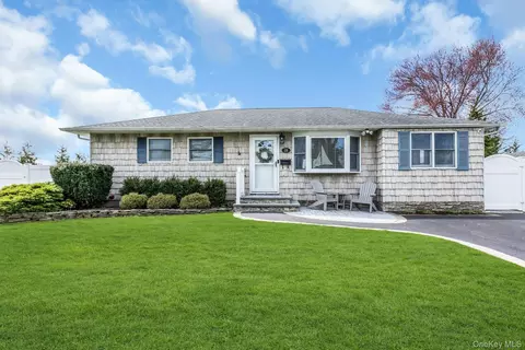 28 Rivera Ln, West Sayville, NY 11796