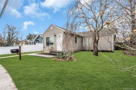 6 Oakwood Ave, Lake Ronkonkoma, NY 11779