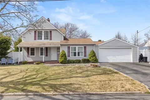 54 Christmas St, North Babylon, NY 11703