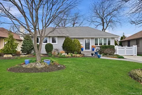 2953 Kinloch Rd, Wantagh, NY 11793