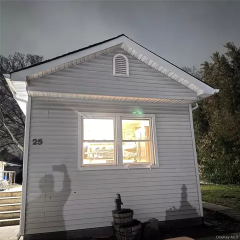 25 Buttercup Dr, Bohemia, NY 11716